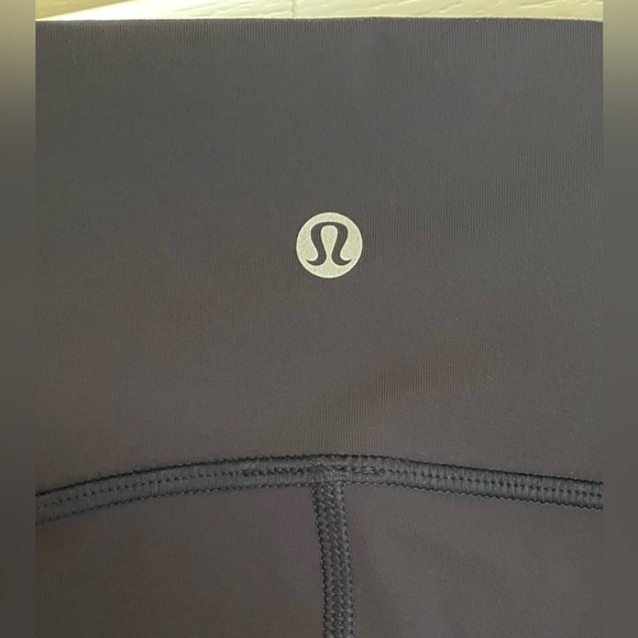 Lululemon High Rise Crop Luxtreme Workout Leggings - True Navy - Size 8 - Picture 4 of 6